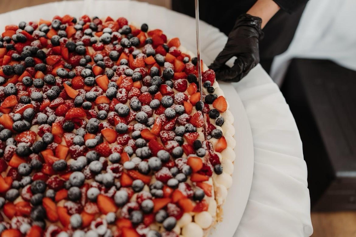 A Wedding Planners Guide to Serving Cake at Your Wedding