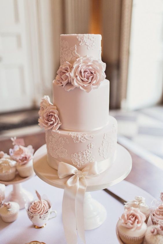 wedding cake trends - Lace cakes