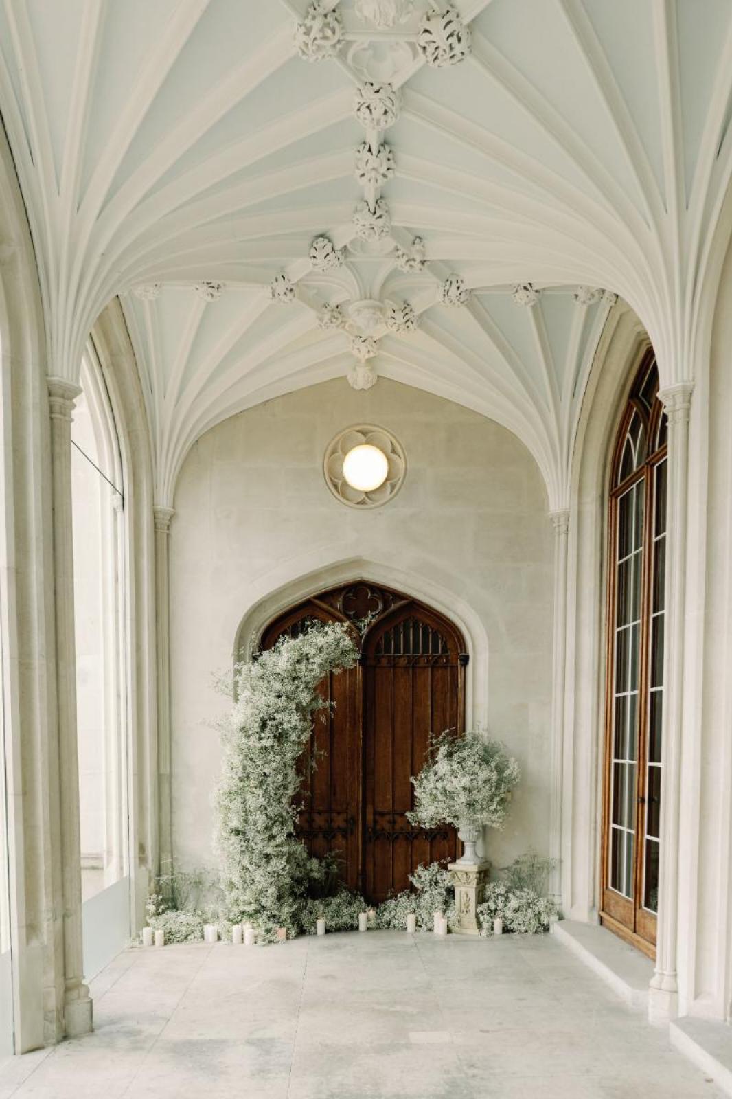 delicate-floral-installations-for-a-luxury-UK-wedding