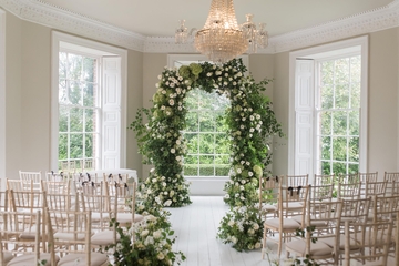 luxury-uk-wedding-planner-elegant-ceremony-set-up