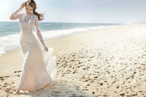 The Dos and Don'ts of Travelling With Your Destination Wedding Dress