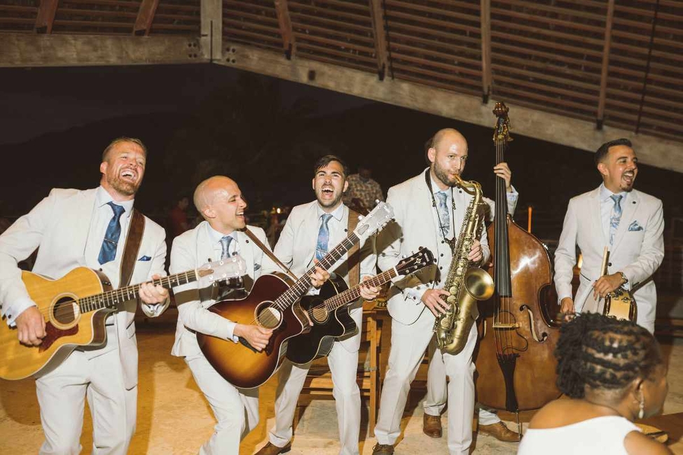 Why Roaming Bands Are the Ultimate Icebreakers for Modern Wedding Celebrations