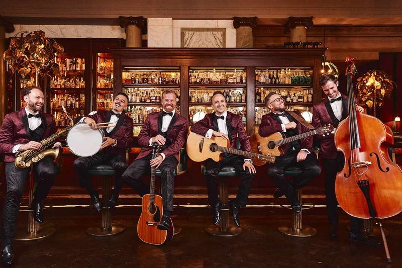 Why Roaming Bands Are the Ultimate Icebreakers for Modern Wedding Celebrations